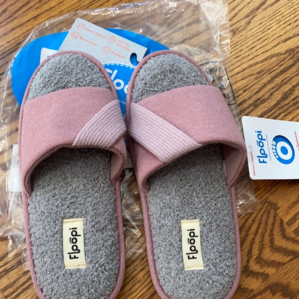 NWT Floopi brand slippers pink/gray size M (7-8)